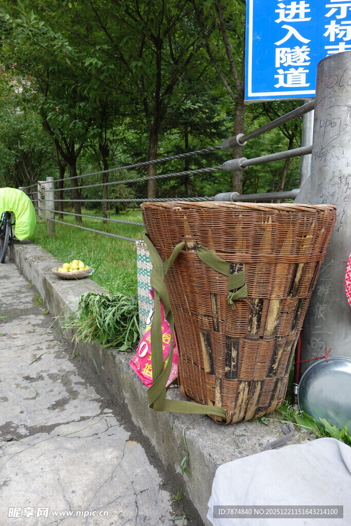 路边竹编器具 质朴风情