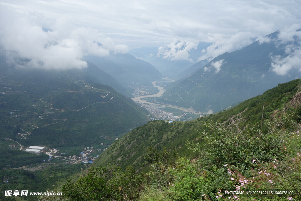 山间云雾缭绕的壮美景色