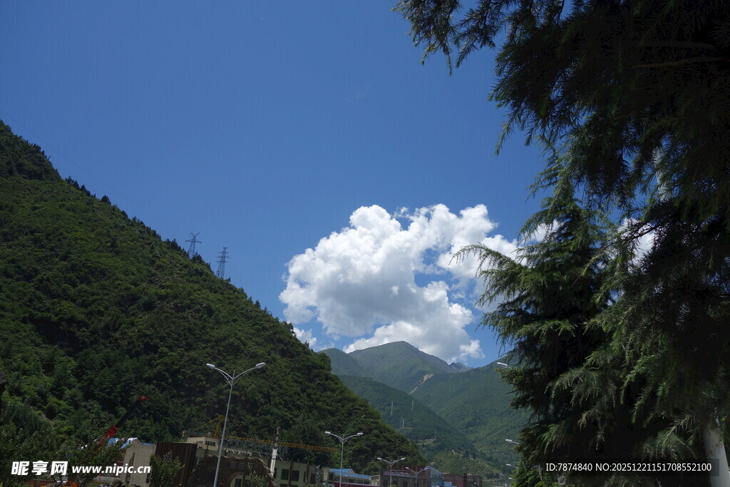 山间蓝天与白云美景