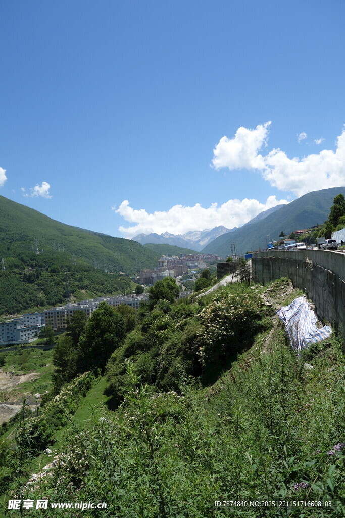 山间绿意盎然的美丽景致