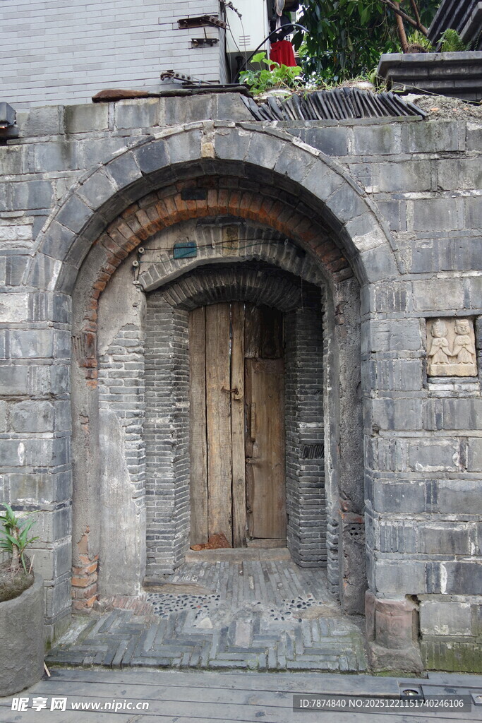古朴石砌拱门木门景观