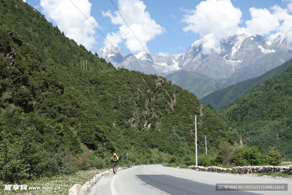 山间公路 远眺巍峨雪山