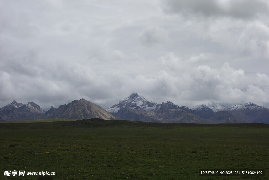 阴云下的广袤草原与远山