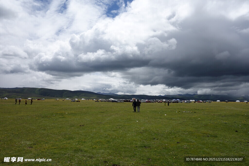 草原上的乌云与漫步之人