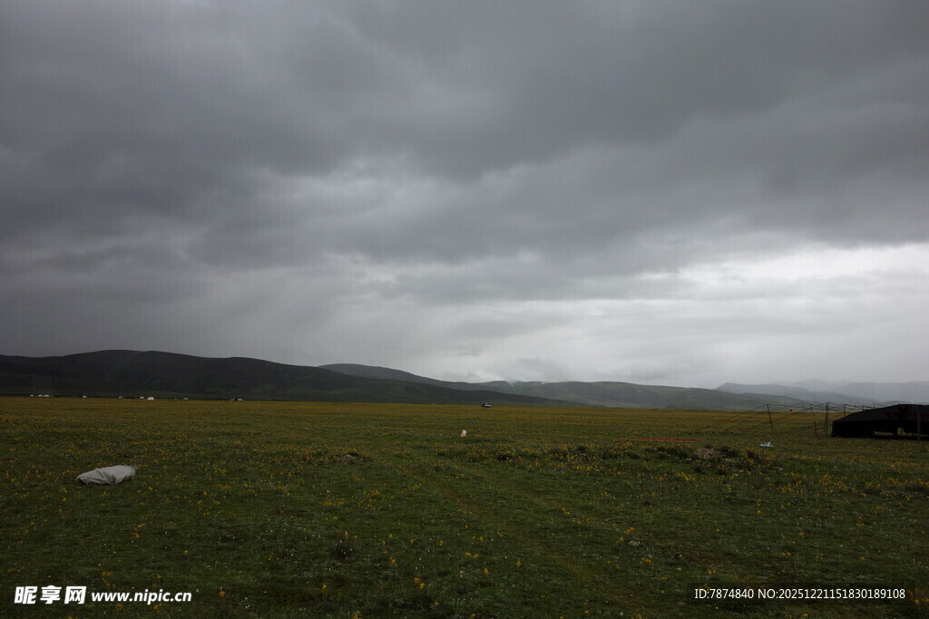 草原上的阴沉乌云天色