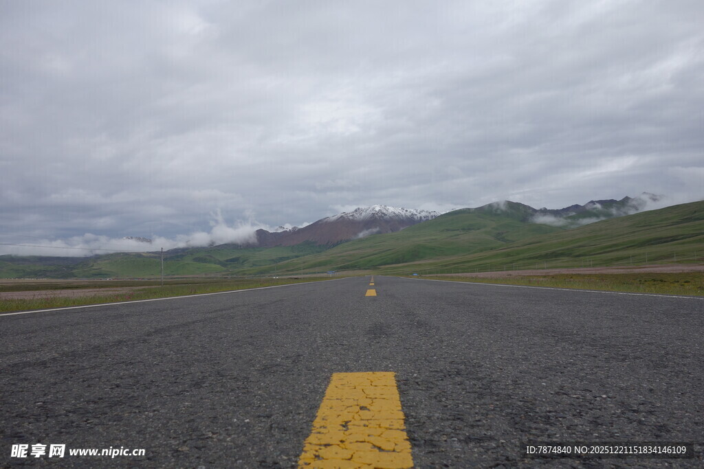 空旷公路延伸至远方