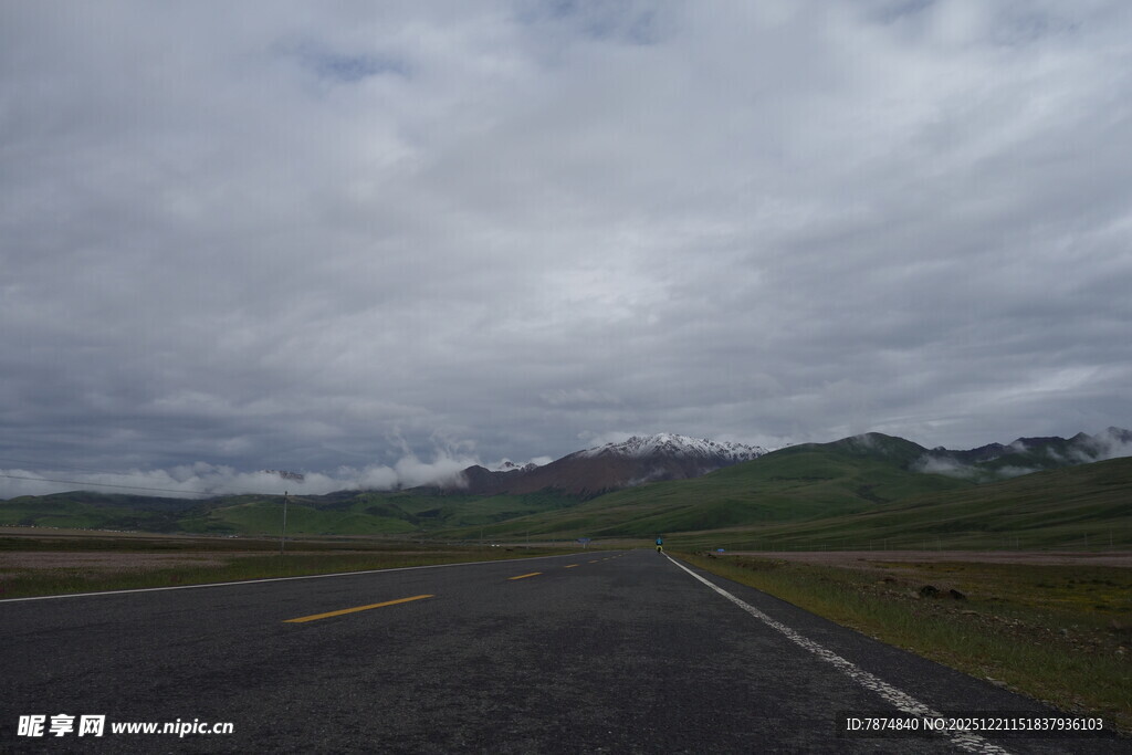 草原公路上的阴云天色