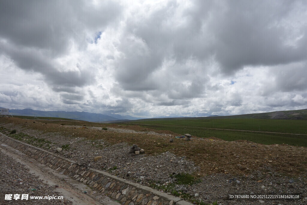 旷野上的多云天空