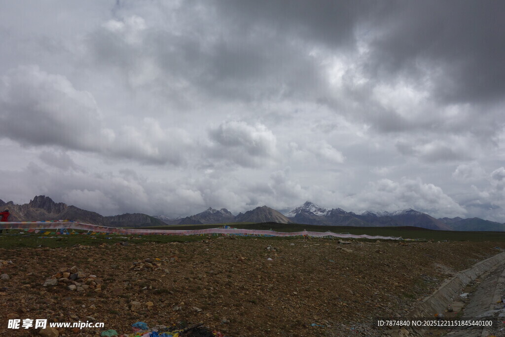 阴云下的广袤开阔原野
