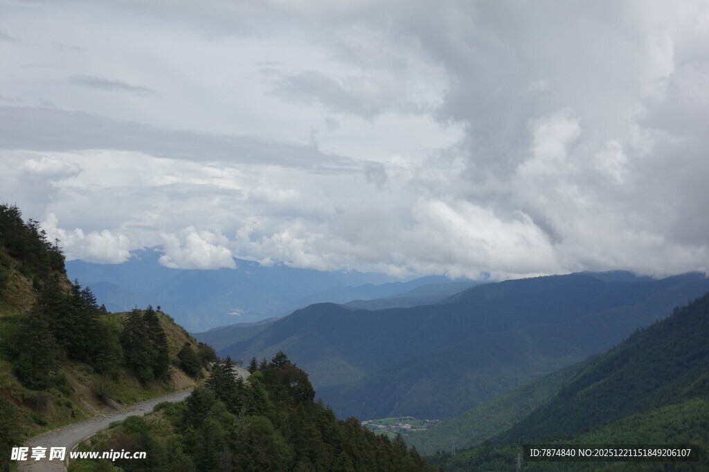 山间蜿蜒公路与壮丽云海