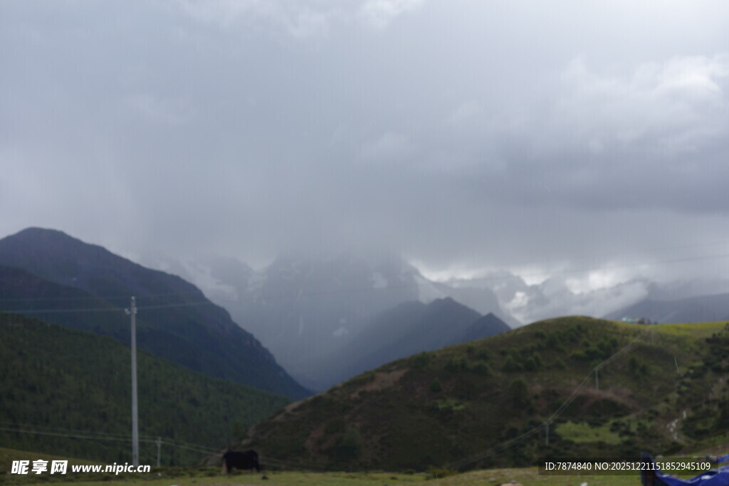 山间云雾缭绕的壮美景色