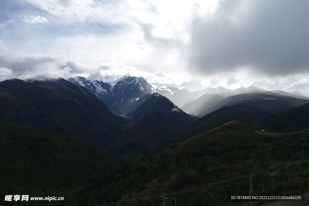 云雾缭绕的壮丽山脉