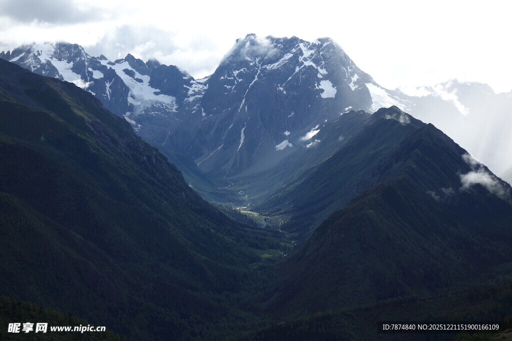壮丽雪山山脉景观