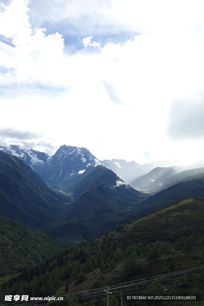 山峦云海间的壮美风光
