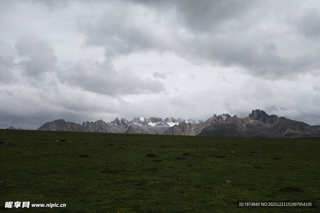 草原上的云雾缭绕山峦