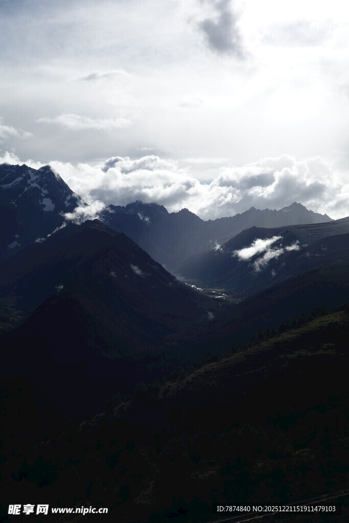 壮丽山景与穿透云层阳光