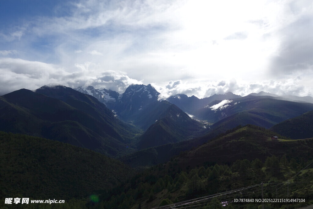 壮丽山景与云端光影