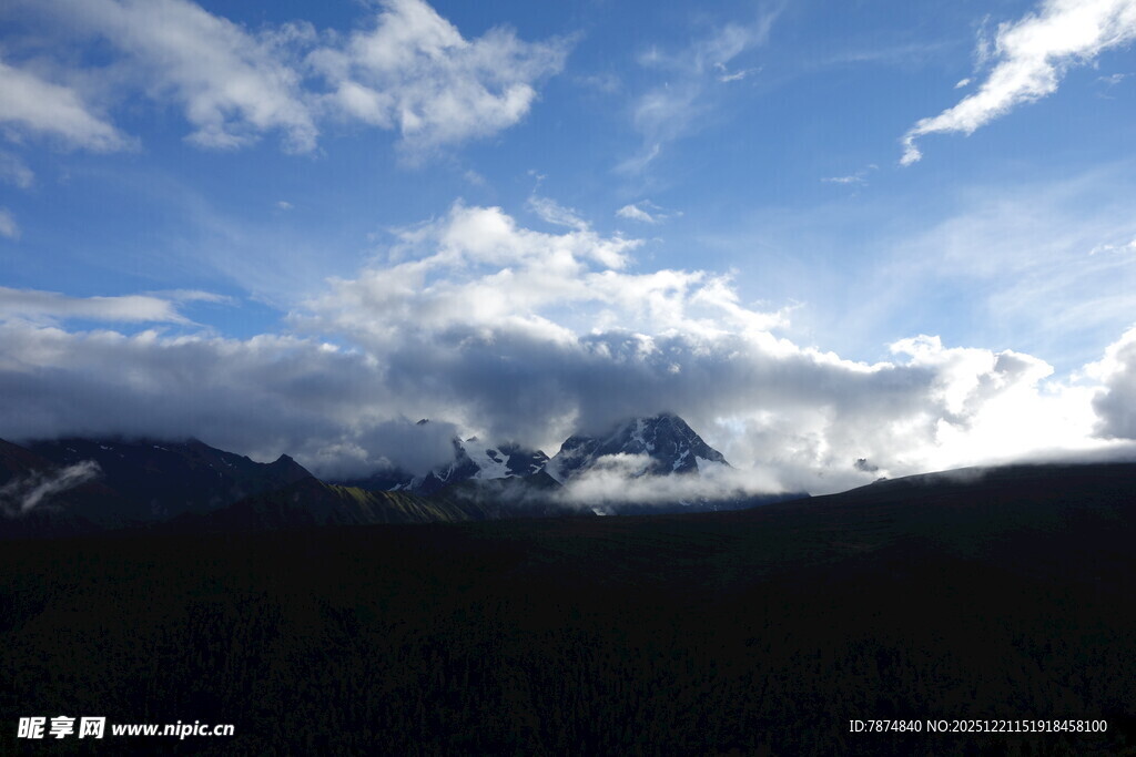 蓝天白云下的壮丽山峦