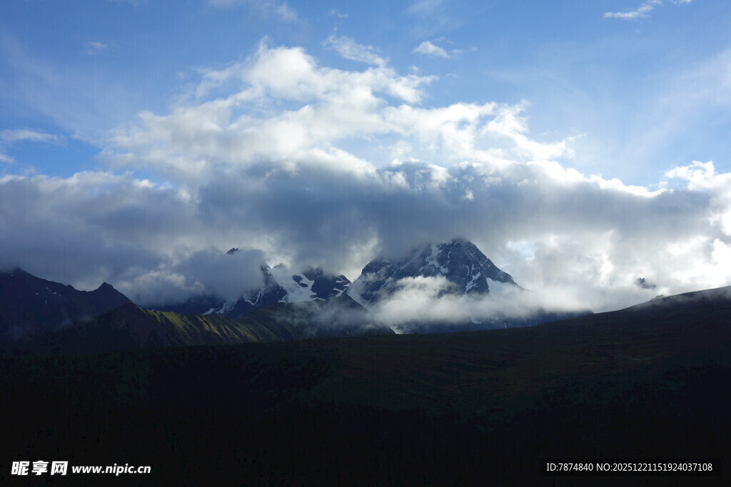 雪山云雾美景