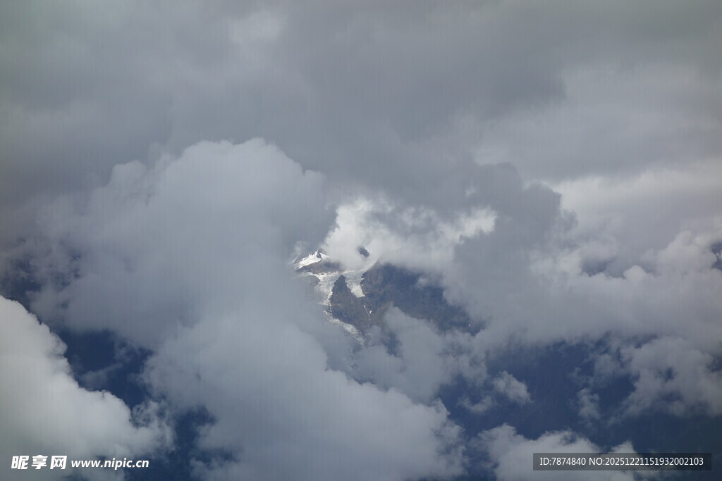 飞机穿梭于云海之间