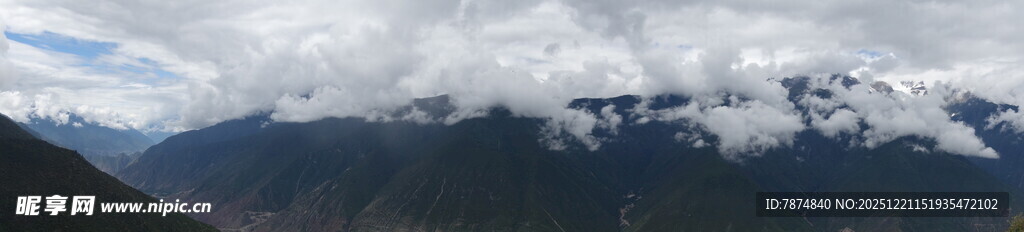 云雾缭绕的壮丽山景