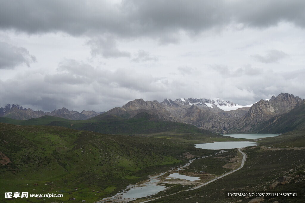 山间河谷的壮美风景