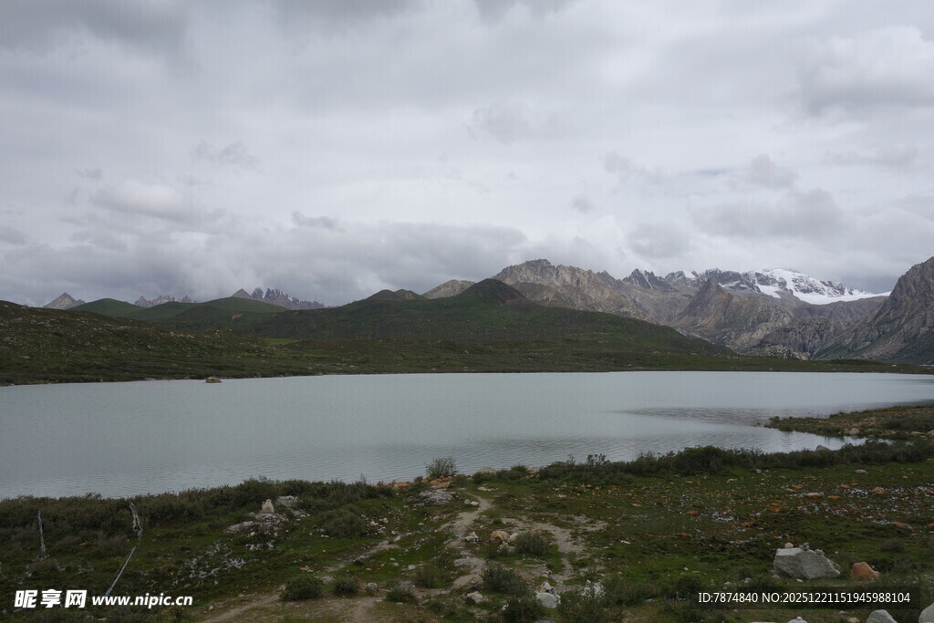 山间湖泊的静谧风光