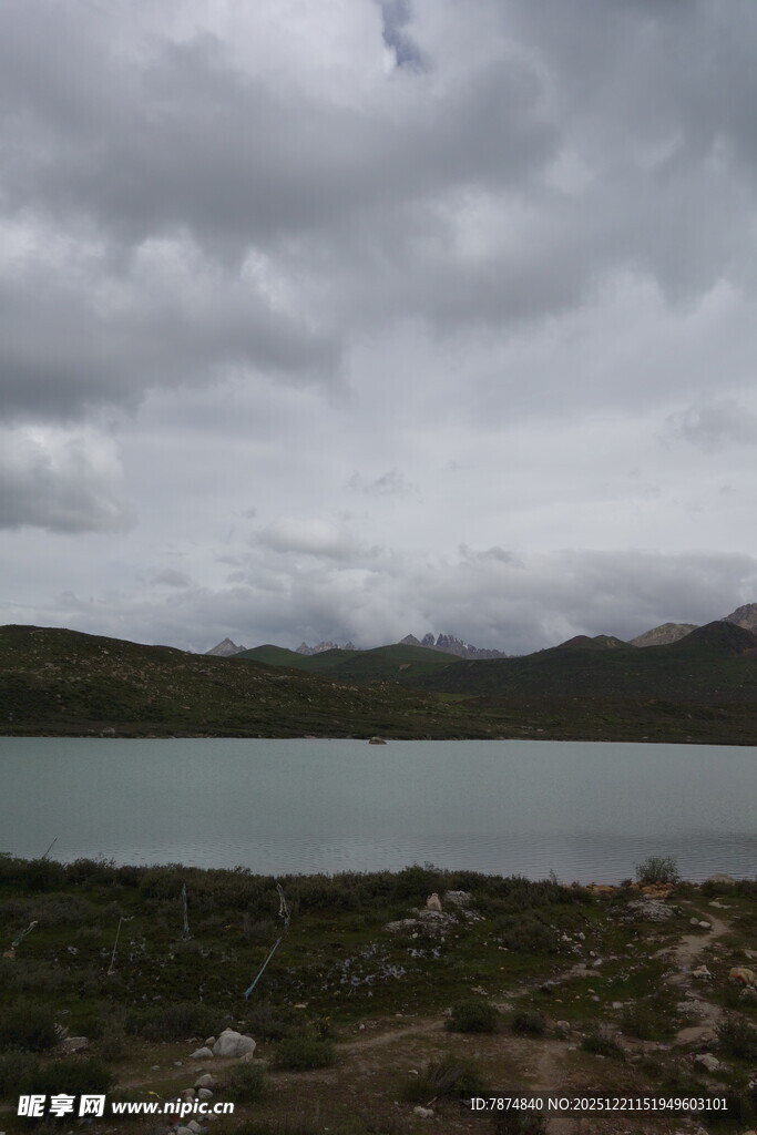 阴云下的静谧湖泊景观