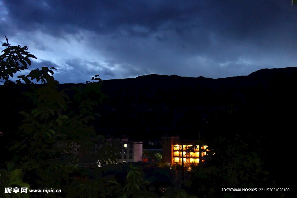 夜幕下山间灯火闪烁