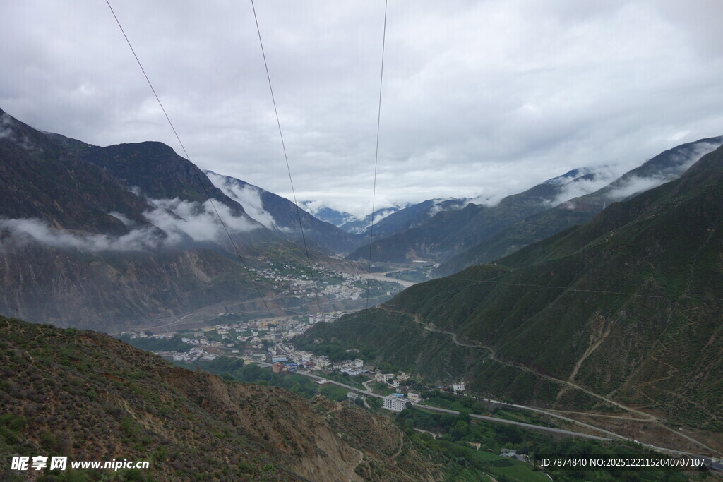 山谷云雾缭绕的壮美风光