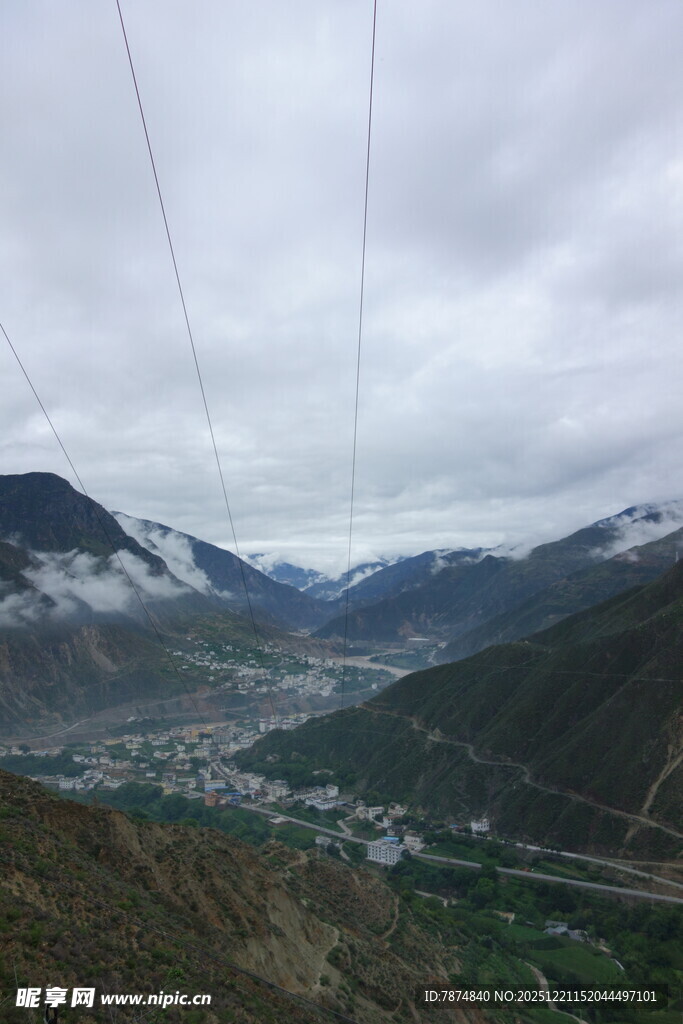 山间缆车俯瞰秀丽风景