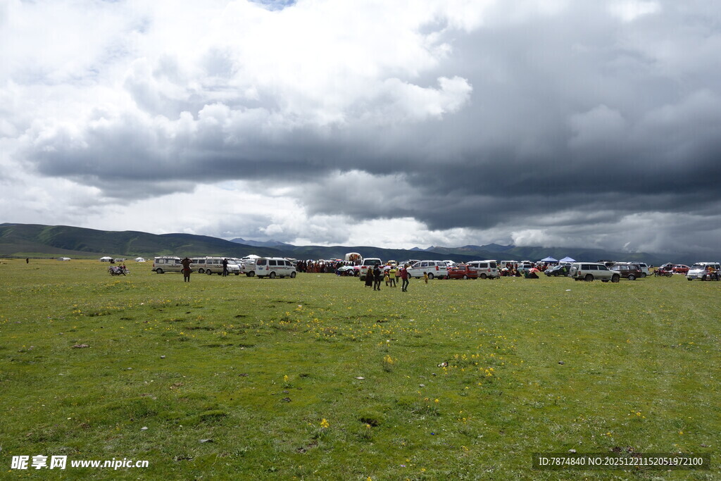草原上的人群与阴沉天空