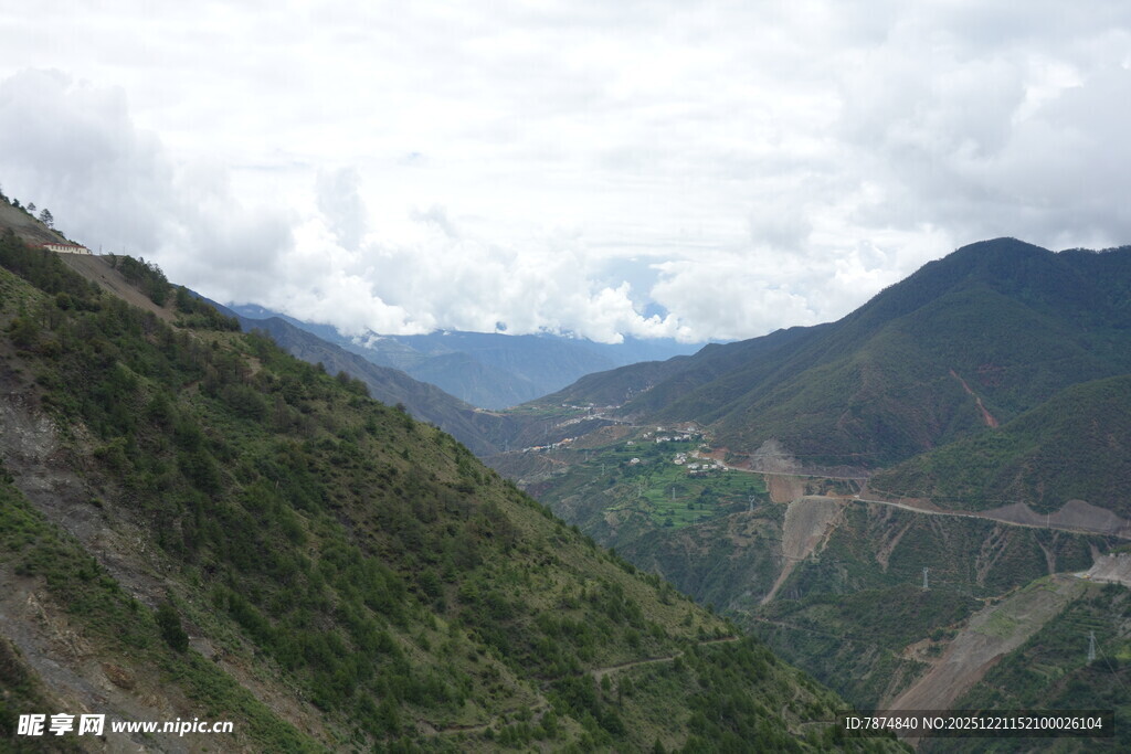 山间蜿蜒公路风景