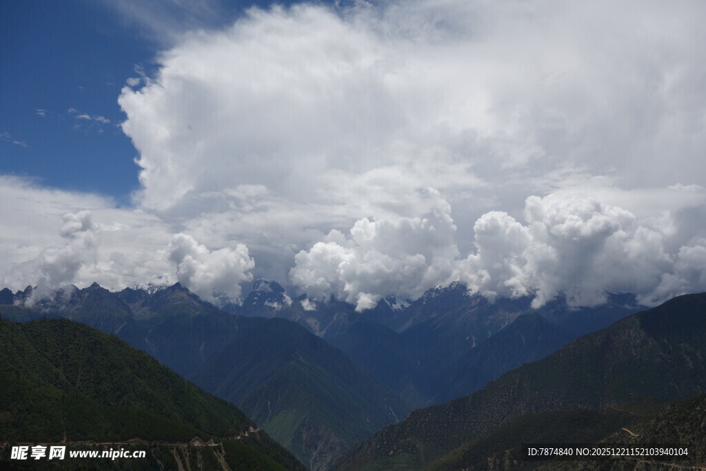 蓝天白云下的壮丽山脉