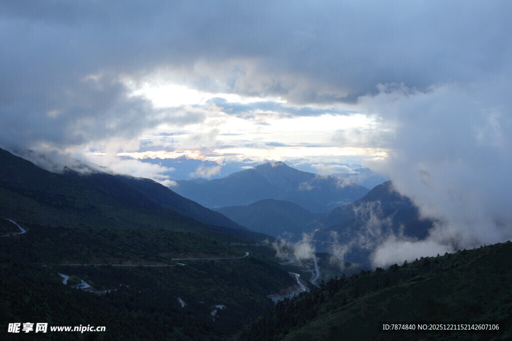 山间云雾缭绕的壮丽景色