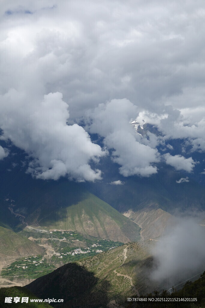 云雾缭绕下的山间美景