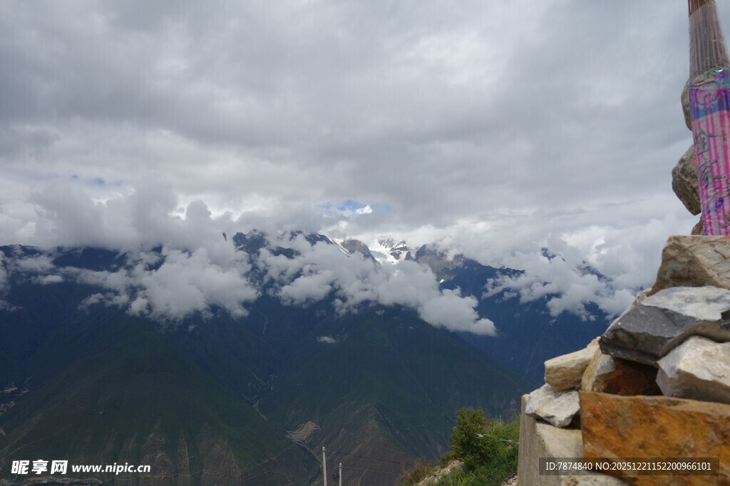 高山之巅的壮美云海景观