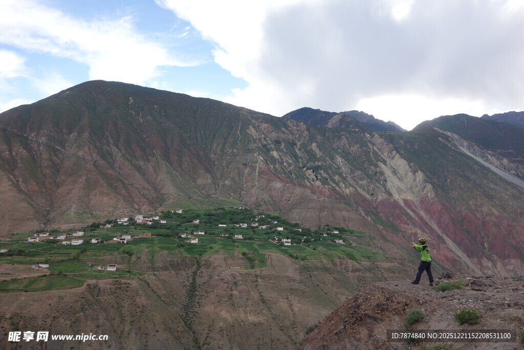 山间景色 一人徒步赏风光