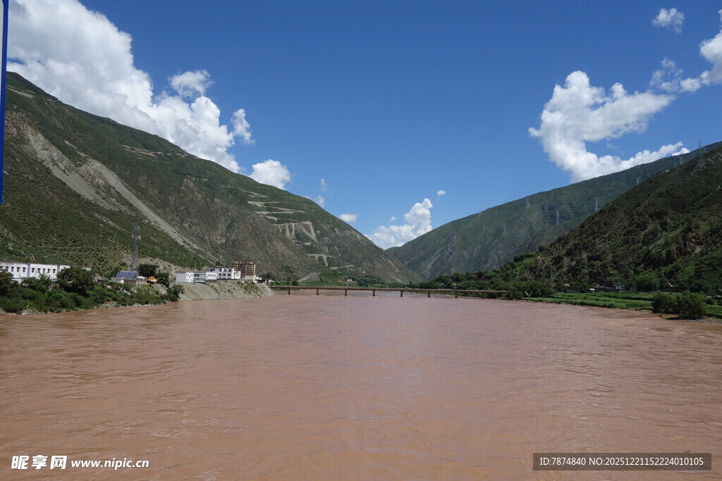 壮丽河谷中的棕红江水景观