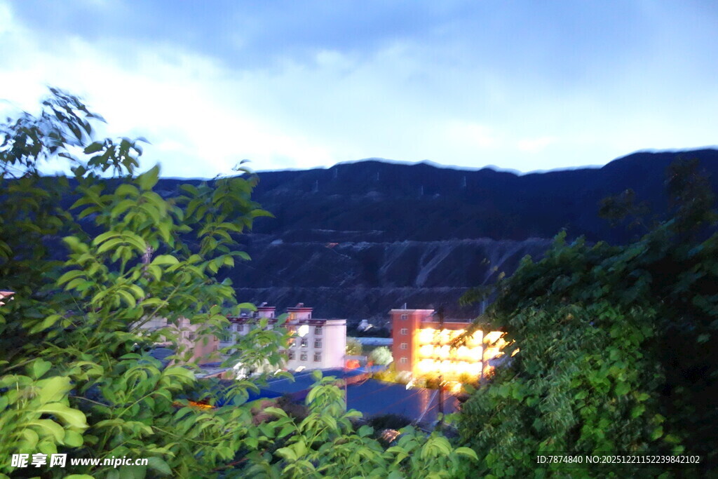 山林间的城市夜景微光