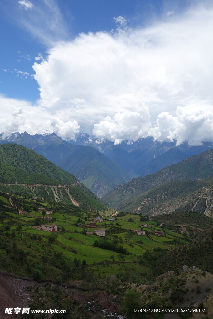 山间美景 蓝天白云覆绿野