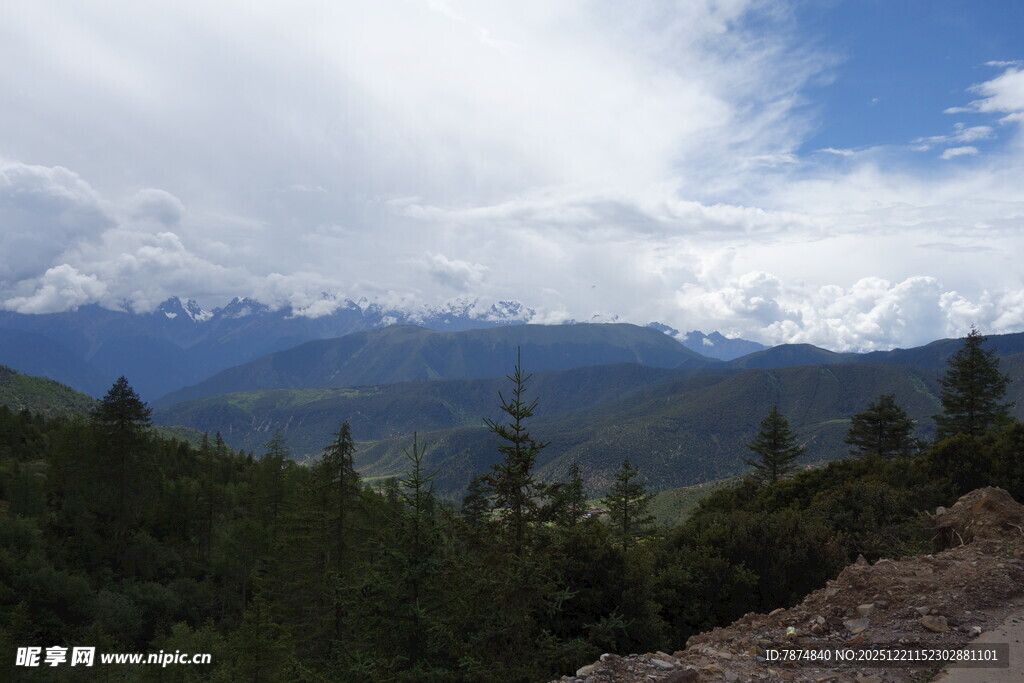 山间远眺壮丽雪山景观