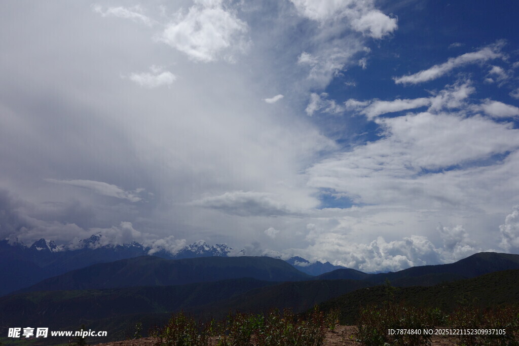 蓝天白云下的山峦风光