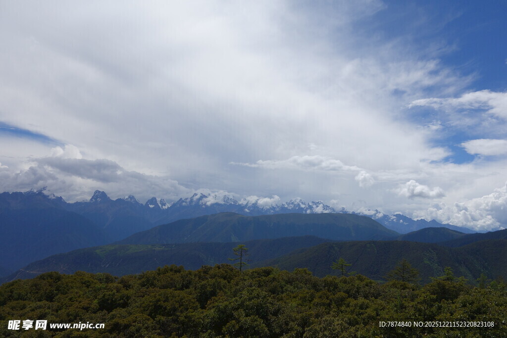 高山云海间的葱郁景致