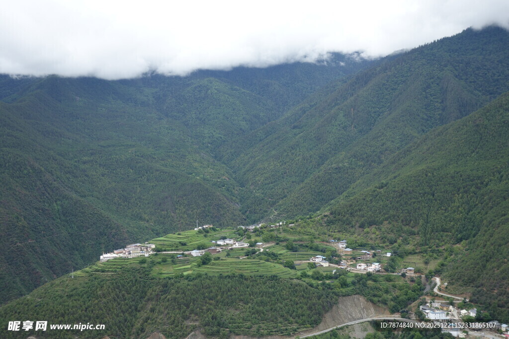 山间村落隐于青山云雾间