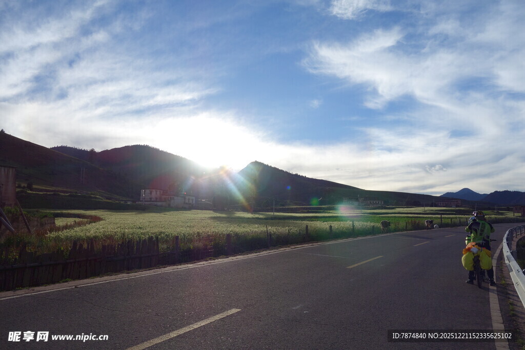 公路美景 远山与蓝天白云