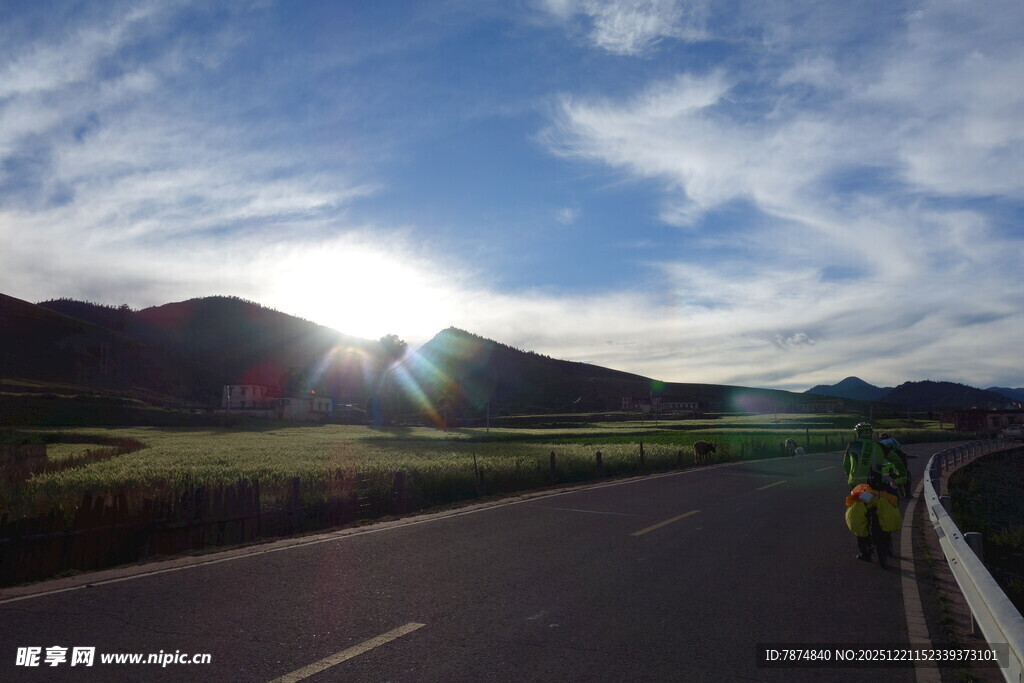 公路尽头的壮丽日出景观