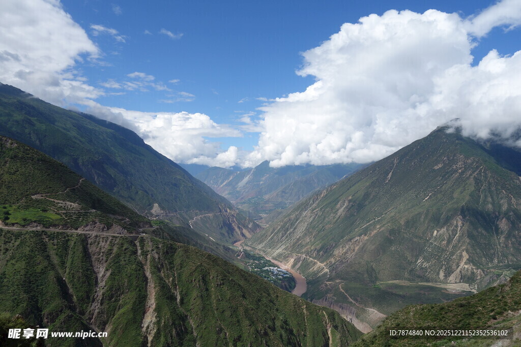 壮丽山谷间的蓝天白云美景