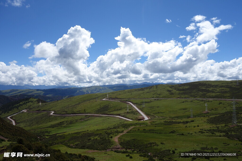 山间绿野公路与蓝天白云