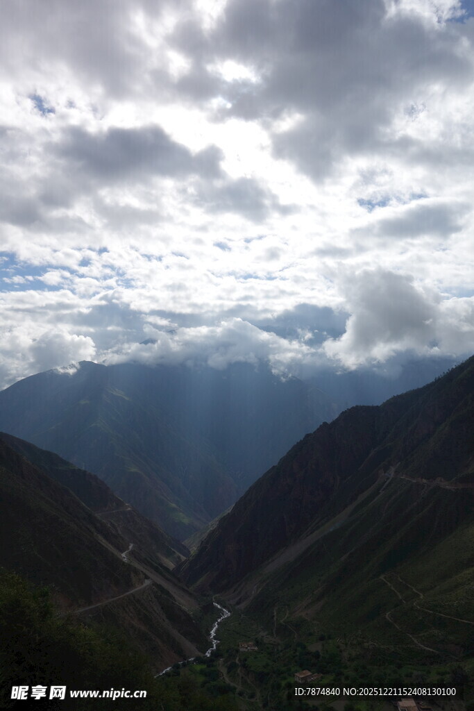 山间云海 天光破云之景